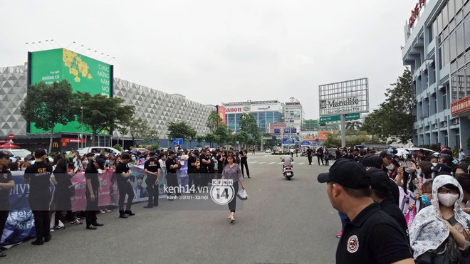 GOT7 cố vẫy chào tại sân bay Tân Sơn Nhất dù trời mưa to, fan Việt gây bất ngờ khi giữ thành hàng ngay ngắn chờ thần tượng - Ảnh 18.