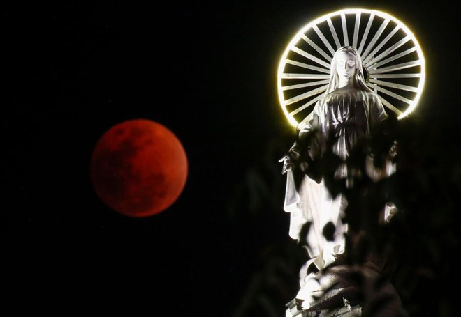 Tổng hợp 21 khoảnh khắc đẹp mê hồn của Siêu trăng xanh máu trên khắp thế giới - Ảnh 19.