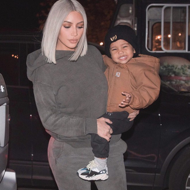 Khi xưa l&agrave; c&ocirc; chủ của Kim, giờ Paris Hilton lại đi l&agrave;m mẫu thu&ecirc; cho gia đ&igrave;nh Kardashian - Ảnh 6.