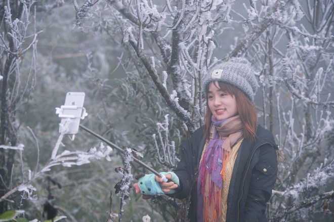 Chùm ảnh: Cô dâu chú rể Hà Nội vượt hàng trăm cây số lên Ô Quy Hồ chụp ảnh cưới với băng tuyết - Ảnh 6.