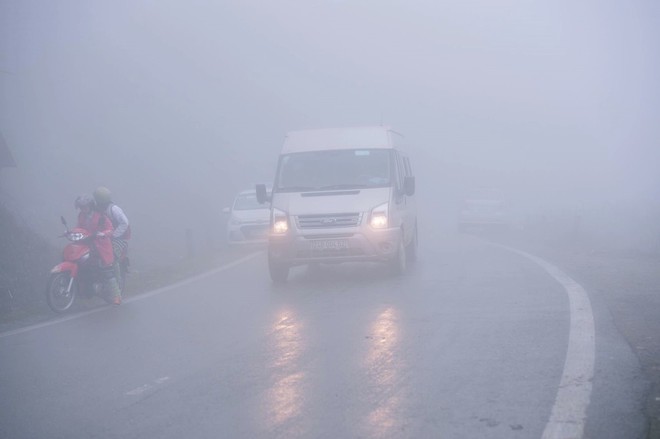 Ch&ugrave;m ảnh: C&ocirc; d&acirc;u ch&uacute; rể H&agrave; Nội vượt h&agrave;ng trăm c&acirc;y số l&ecirc;n &Ocirc; Quy Hồ chụp ảnh cưới với băng tuyết - Ảnh 11.