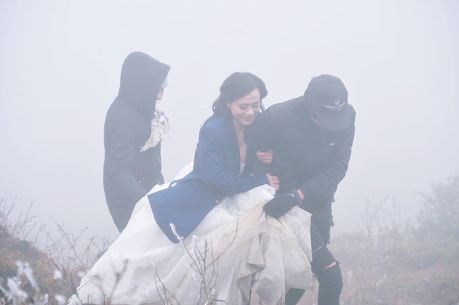Ch&ugrave;m ảnh: C&ocirc; d&acirc;u ch&uacute; rể H&agrave; Nội vượt h&agrave;ng trăm c&acirc;y số l&ecirc;n &Ocirc; Quy Hồ chụp ảnh cưới với băng tuyết - Ảnh 3.