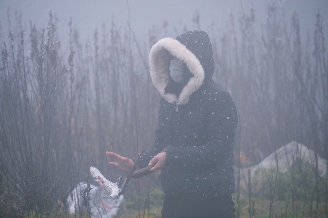 Ch&ugrave;m ảnh: C&ocirc; d&acirc;u ch&uacute; rể H&agrave; Nội vượt h&agrave;ng trăm c&acirc;y số l&ecirc;n &Ocirc; Quy Hồ chụp ảnh cưới với băng tuyết - Ảnh 8.