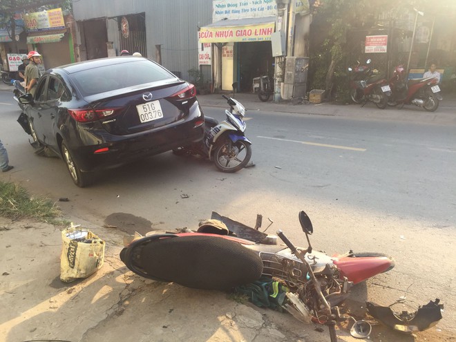 Xế hộp tông nhiều xe máy khiến 3 người bị thương ở Sài Gòn - Ảnh 1.