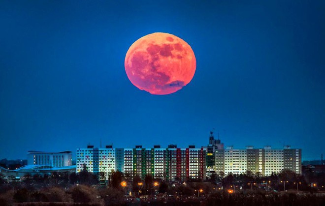 Tổng hợp 21 khoảnh khắc đẹp mê hồn của Siêu trăng xanh máu trên khắp thế giới - Ảnh 41.