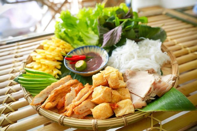 Đ&acirc;y l&agrave; l&yacute; do trung vệ B&ugrave;i Tiến Dũng U23 Việt Nam lại m&ecirc; nhất m&oacute;n b&uacute;n đậu mắm t&ocirc;m ở H&agrave; Nội - Ảnh 2.