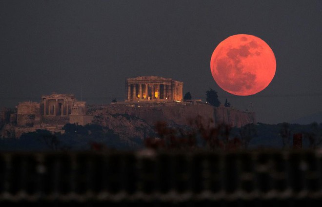 Tổng hợp 21 khoảnh khắc đẹp mê hồn của Siêu trăng xanh máu trên khắp thế giới - Ảnh 7.