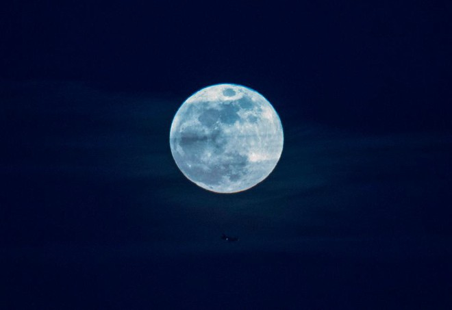 Tổng hợp 21 khoảnh khắc đẹp mê hồn của Siêu trăng xanh máu trên khắp thế giới - Ảnh 15.