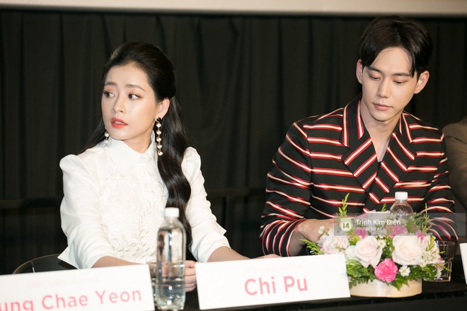 Chi Pu tự tin đọ sắc “nữ thần thế hệ mới” Chae Yeon, lạnh lùng với “người yêu tin đồn” ngay buổi ra mắt phim - Ảnh 2.
