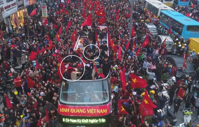 Flycam cận cảnh xe buýt diễu hành của U23 Việt Nam, nhìn các cầu thủ chuyền nhau miếng pizza của fan để ăn mà thương! - Ảnh 2.