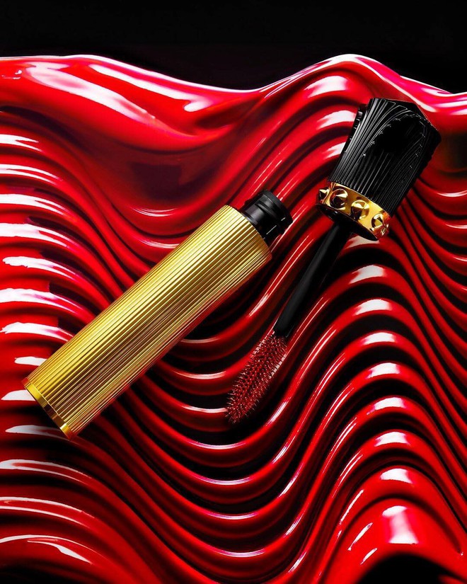 Christian Louboutin chơi trội với mascara m&agrave;u đỏ lấy cảm hứng từ những đ&ocirc;i gi&agrave;y đế đỏ huyền thoại - Ảnh 1.