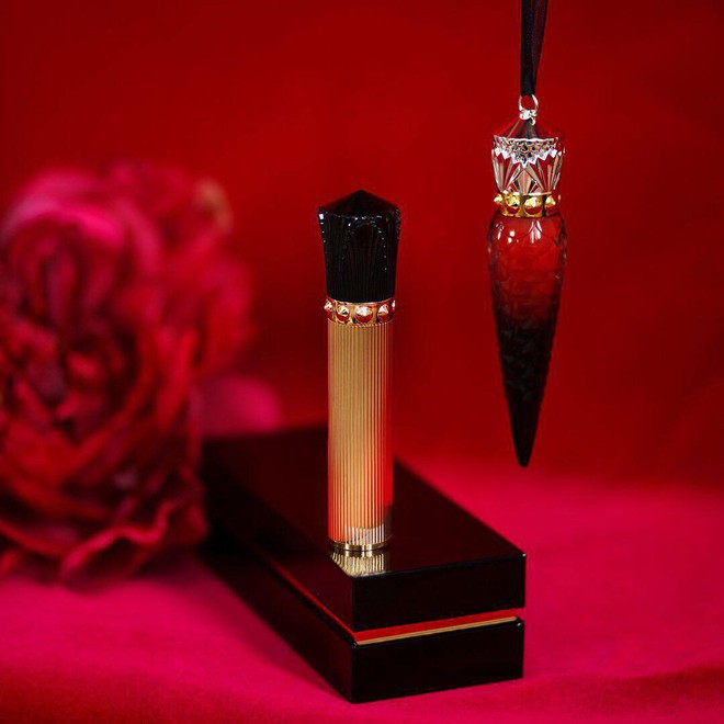 Christian Louboutin chơi trội với mascara m&agrave;u đỏ lấy cảm hứng từ những đ&ocirc;i gi&agrave;y đế đỏ huyền thoại - Ảnh 3.