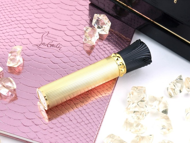 Christian Louboutin chơi trội với mascara m&agrave;u đỏ lấy cảm hứng từ những đ&ocirc;i gi&agrave;y đế đỏ huyền thoại - Ảnh 4.