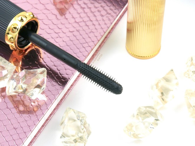 Christian Louboutin chơi trội với mascara màu đỏ lấy cảm hứng từ những đôi giày đế đỏ huyền thoại - Ảnh 5.