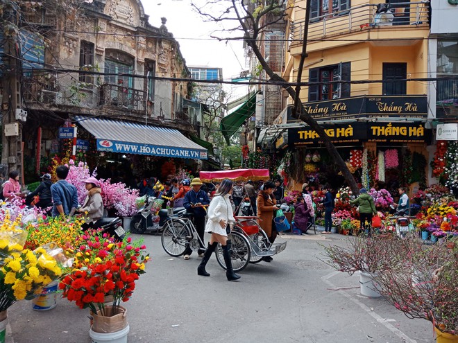Ch&ugrave;m ảnh H&agrave; Nội th&acirc;n thương v&agrave; đối lập trong những ng&agrave;y trước Tết - Ảnh 3.