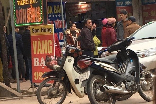 D&ugrave;ng dao cướp tiệm v&agrave;ng v&agrave;o s&aacute;ng sớm - Ảnh 1.