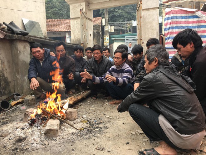 37 công nhân bị chủ thầu bỏ rơi ở Hạ Long: “Có người còn không biết nhà mình ở đâu mà về” - Ảnh 1.