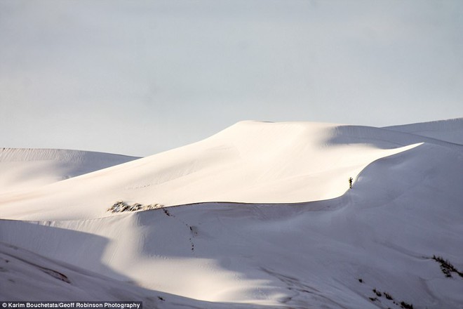 Tuyết phủ trắng nhiều vùng sa mạc Sahara lần thứ 3 trong 40 năm, có nơi dày 40cm khiến người dân kinh ngạc - Ảnh 2.
