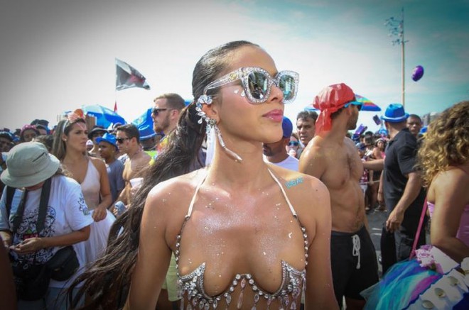 Bạn gái Neymar hở bạo, nhảy bốc lửa ở lễ hội Carnival - Ảnh 4.