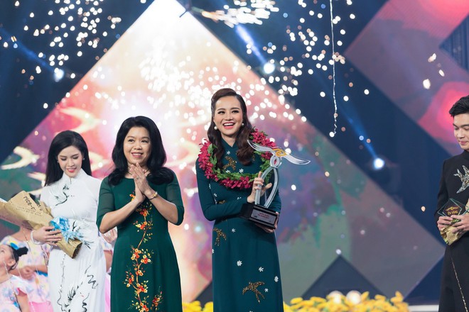 Hoa hậu Kiều Ngân xuất sắc giành ngôi Én Vàng 2017 - Ảnh 1.