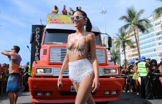 Bạn g&aacute;i Neymar hở bạo, nhảy bốc lửa ở lễ hội Carnival - Ảnh 5.