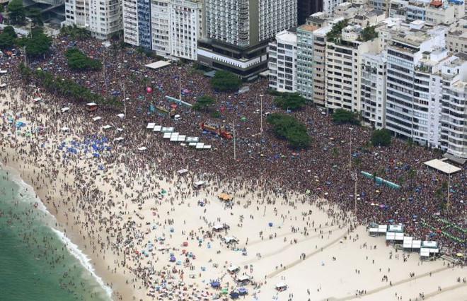 Bạn g&aacute;i Neymar hở bạo, nhảy bốc lửa ở lễ hội Carnival - Ảnh 7.