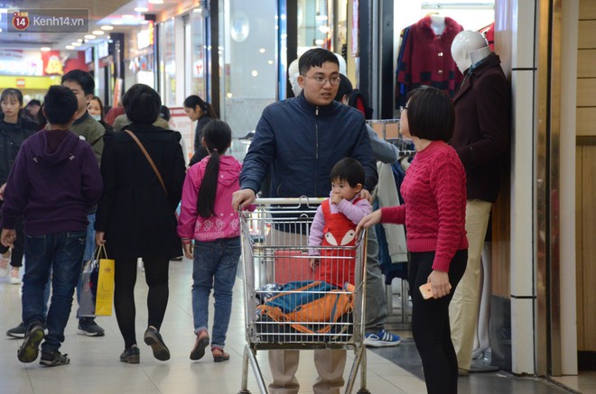 Chùm ảnh: Những ngày cận tết, người dân Hà Nội chen chân trong siêu thị để mua sắm - Ảnh 3.