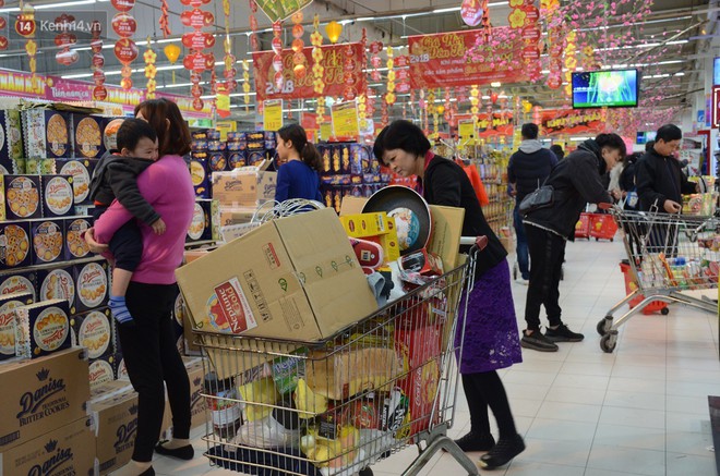 Chùm ảnh: Những ngày cận tết, người dân Hà Nội chen chân trong siêu thị để mua sắm - Ảnh 5.