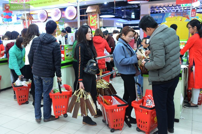 Chùm ảnh: Những ngày cận tết, người dân Hà Nội chen chân trong siêu thị để mua sắm - Ảnh 7.