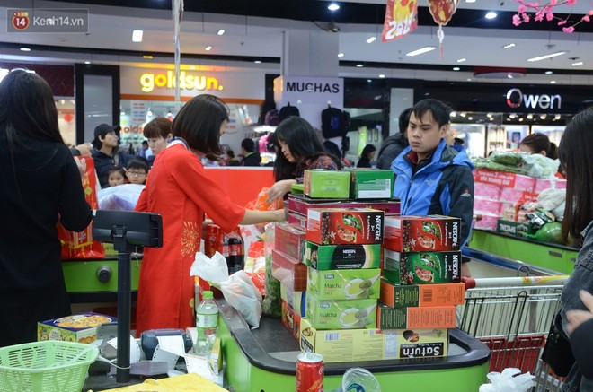 Chùm ảnh: Những ngày cận tết, người dân Hà Nội chen chân trong siêu thị để mua sắm - Ảnh 8.