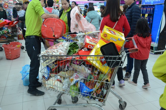 Chùm ảnh: Những ngày cận tết, người dân Hà Nội chen chân trong siêu thị để mua sắm - Ảnh 6.