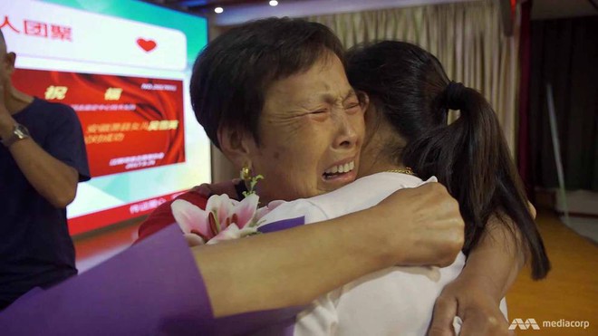 Cuộc trùng phùng trong nước mắt của 2 mẹ con sau 39 năm xa cách: nỗi buồn từ chính sách một con của Trung Quốc - Ảnh 1.