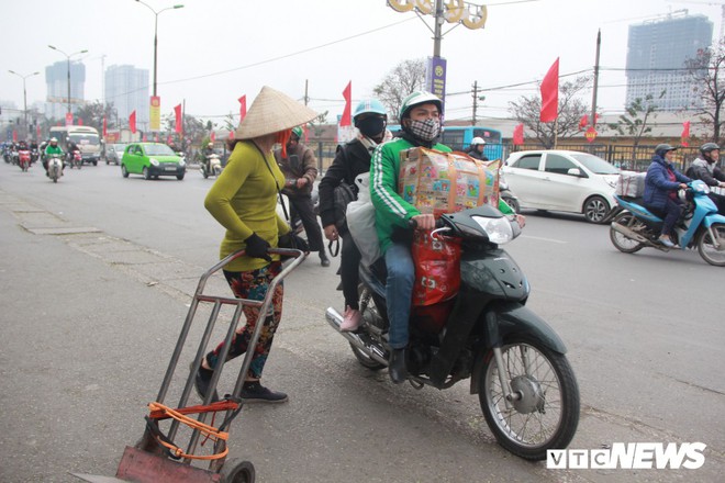 Đẩy vali cho khách kiếm tiền triệu mỗi ngày ở bến xe Giáp Bát - Ảnh 13.