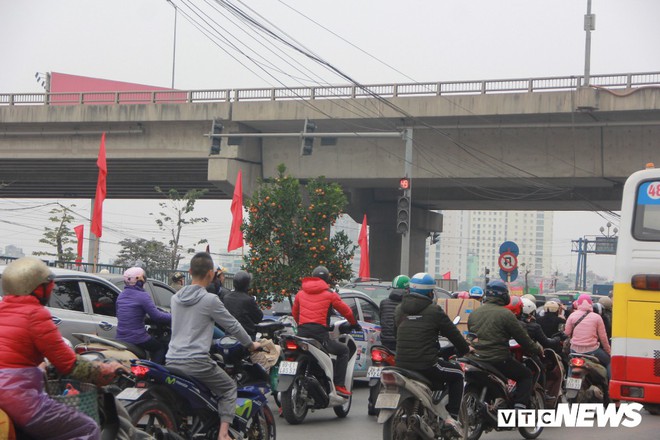 Hành khách nài nỉ cho em đứng trên xe về quê ăn Tết nhưng vẫn bị từ chối - Ảnh 3.