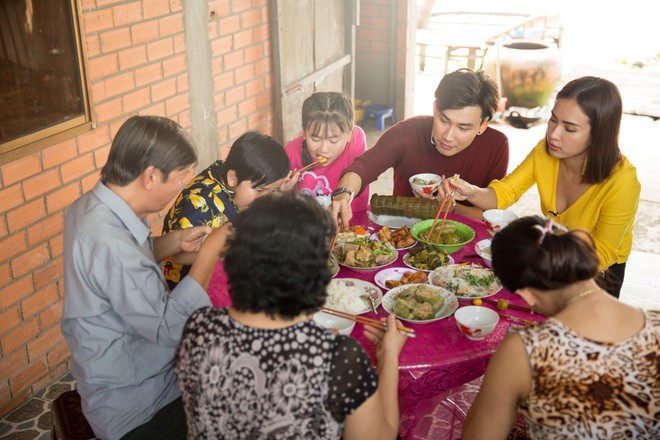 Việt Nam tươi đẹp: Ái Phương, Chí Thiện cùng bé Bảo An, Thụy Bình trải nghiệm Tết phương Nam - Ảnh 9.