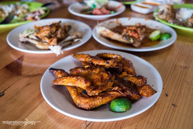 M&#243;n g&#224; cay Ayam Taliwang ở Indonesia vừa nh&#236;n th&#244;i l&#224; dạ d&#224;y đ&#227; phải &quot;l&#234;n tiếng&quot; - Ảnh 1.