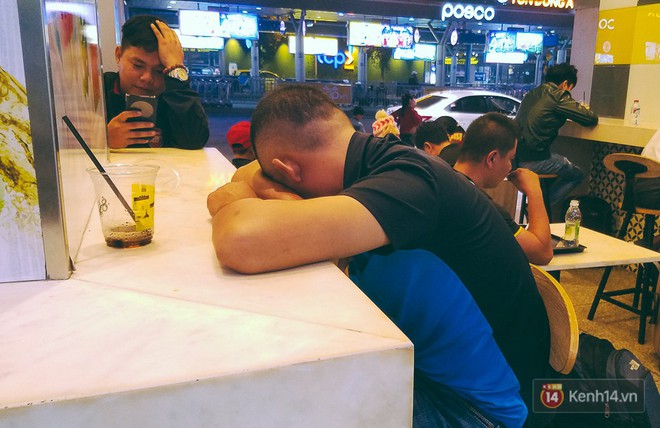 Khổ như đi máy bay Tết: Hành khách nằm la liệt dưới sàn sân bay Tân Sơn Nhất suốt cả đêm để chờ đến giờ check in - Ảnh 10.