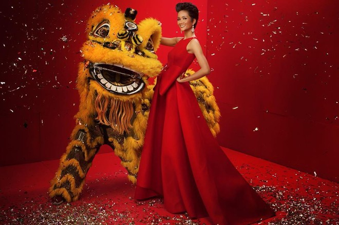 Top 3 Hoa hậu Hoàn vũ Việt Nam 2017 diện trang phục đỏ rực, khoe nhan sắc rạng rỡ trước thềm năm mới - Ảnh 1.