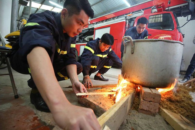 Không phải xông pha trấn áp giặc lửa, các chiến sĩ PCCC cùng nhau quây quần bên nồi bánh chưng thơm đậm vị Tết - Ảnh 7.