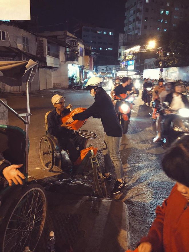 Đông Nhi giản dị đi trao quà cho người vô gia cư giữa đêm, san sẻ yêu thương những ngày giáp Tết - Ảnh 1.