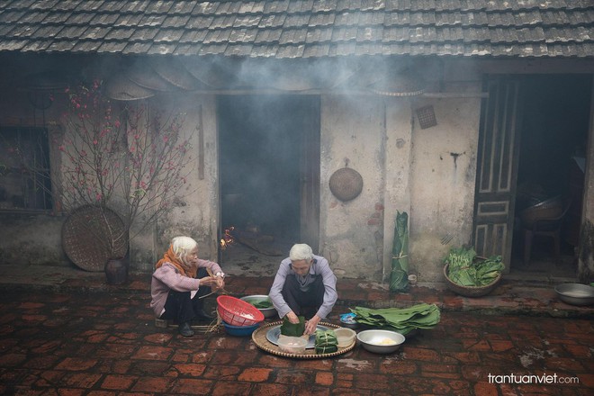 Chùm ảnh: Thấy nhà nhà quây quần nhộn nhịp gói bánh chưng đủ thấy Tết đến thật gần rồi! - Ảnh 1.