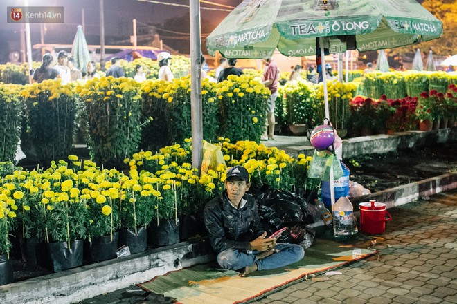 Chùm ảnh: Sợ mất trộm, nhiều gia đình tiểu thương dựng lều mắc võng, thay phiên nhau thức đêm để canh hoa Tết - Ảnh 13.