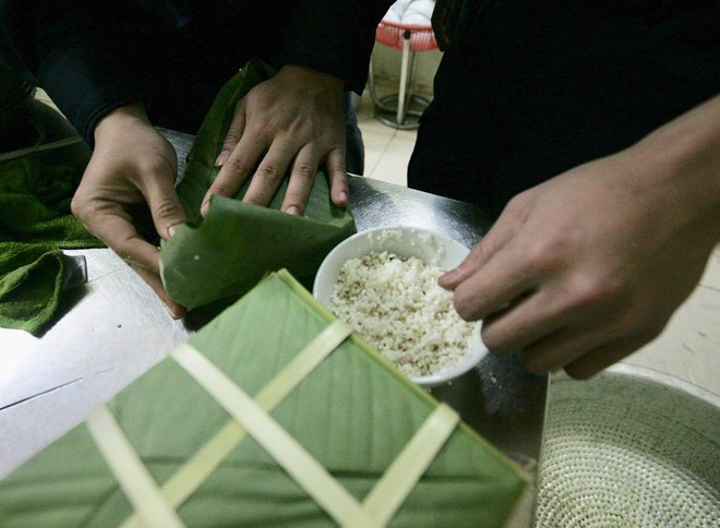 Không phải xông pha trấn áp giặc lửa, các chiến sĩ PCCC cùng nhau quây quần bên nồi bánh chưng thơm đậm vị Tết - Ảnh 3.