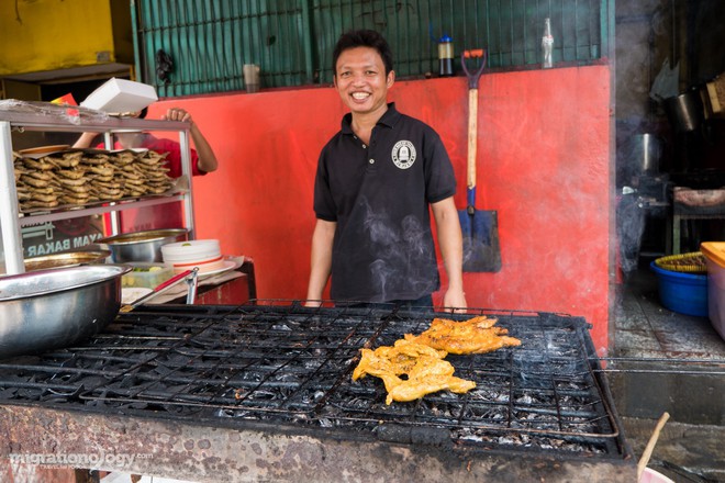 M&#243;n g&#224; cay Ayam Taliwang ở Indonesia vừa nh&#236;n th&#244;i l&#224; dạ d&#224;y đ&#227; phải &quot;l&#234;n tiếng&quot; - Ảnh 2.