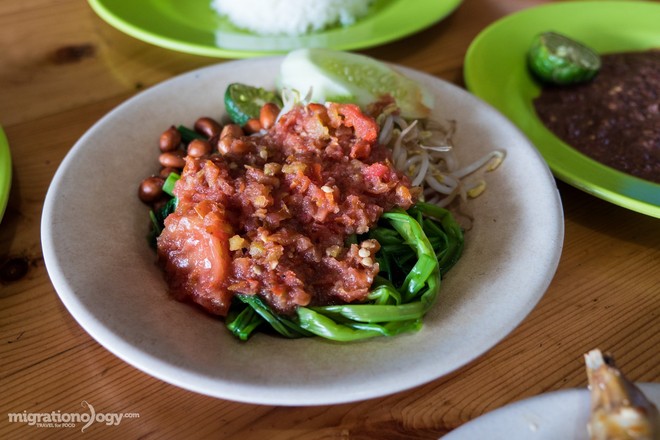 M&#243;n g&#224; cay Ayam Taliwang ở Indonesia vừa nh&#236;n th&#244;i l&#224; dạ d&#224;y đ&#227; phải &quot;l&#234;n tiếng&quot; - Ảnh 3.