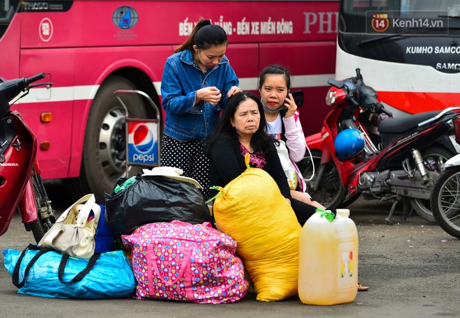 Chùm ảnh: Những giấc ngủ gà gật của người dân chờ xe về quê nghỉ Tết khiến nhiều người nhìn thôi cũng thấy mệt - Ảnh 16.