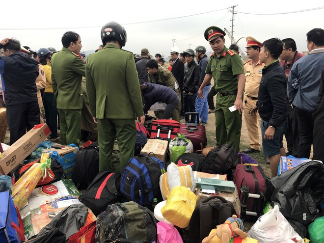 Chùm ảnh: Hiện trường vụ lật xe kinh hoàng ngày giáp Tết khiến 2 người chết, 11 người bị thương ở Đà Nẵng - Ảnh 7.