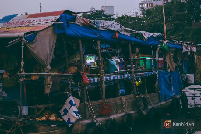 Tết bình dị của người dân xóm chài lênh đênh giữa Sài Gòn: Mâm cỗ đơn giản chỉ với mấy con cá khô - Ảnh 11.