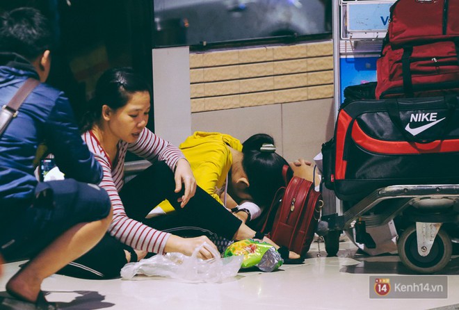 Khổ như đi máy bay Tết: Hành khách nằm la liệt dưới sàn sân bay Tân Sơn Nhất suốt cả đêm để chờ đến giờ check in - Ảnh 16.
