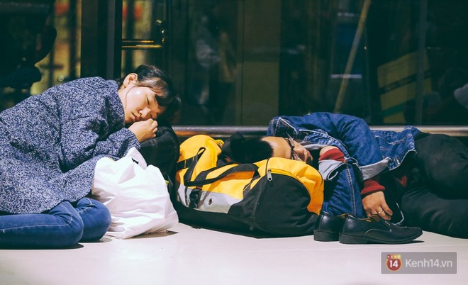 Khổ như đi máy bay Tết: Hành khách nằm la liệt dưới sàn sân bay Tân Sơn Nhất suốt cả đêm để chờ đến giờ check in - Ảnh 9.